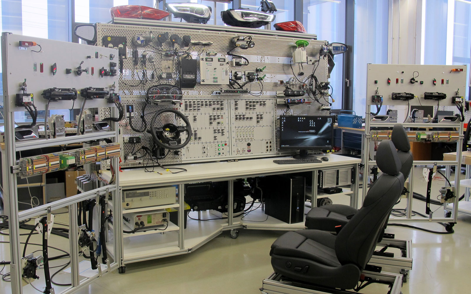 Teljes járm? elektromos rendszere a vizsgáló laboratóriumban: széles tartományú árammérések és ECU-tesztek  (forrás: BFFT Gesellschaft für Fahrzeugtechnik mbH)